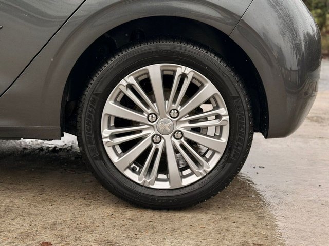 2016 Peugeot 208 1.2L Allure 5dr - Photo 12