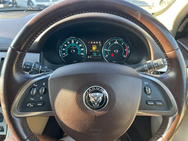 2015 JAGUAR XF - Photo 9