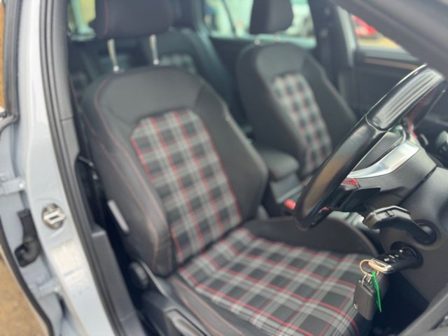 2017 Volkswagen Golf 2L GTI 5dr - Photo 3