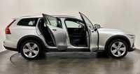 USED 2019 19 VOLVO V60 CROSS COUNTRY 2.0 D4 Estate 5dr Diesel Auto AWD Euro 6 (s/s) (190 ps) VOLVO  AWD Cross Country D4 Estate Automatic Euro 6 190 BHP Deployable Towbar Apple Play Android Phone Intergration , Winter Pack