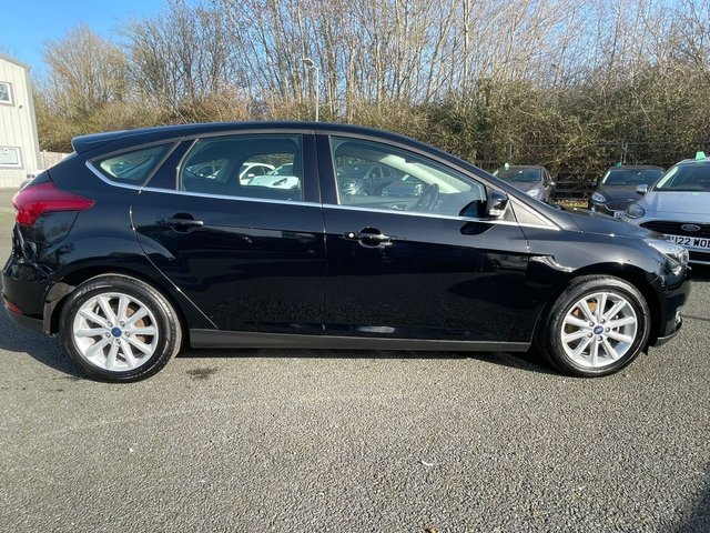 2017 Ford Focus 1L Titanium 5dr - Photo 2