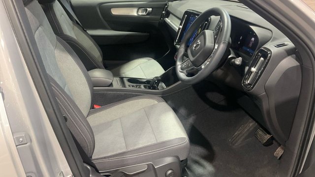 2023 VOLVO XC40 2.0 B3 MHEV Core SUV 5dr Petrol Hybrid DCT Auto Euro 6 (s/s) (163 ps) - Photo 4