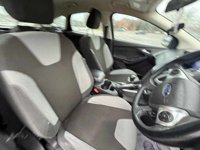 2011 Ford Focus 1.6L Zetec 5dr - Photo 3