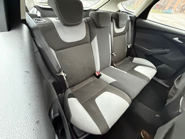 2011 Ford Focus 1.6L Zetec 5dr - Photo 8