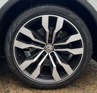 USED 2017 67 VOLKSWAGEN TIGUAN 2.0 TDI R-Line SUV 5dr Diesel DSG 4Motion Euro 6 (s/s) (190 ps) - F/S/H - APPLE CAR PLAY - SAT NAV - HEATED SEATS - PAN ROOF - P/SENSORS - ADAPTIVE CRUISE