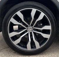 USED 2017 67 VOLKSWAGEN TIGUAN 2.0 TDI R-Line SUV 5dr Diesel DSG 4Motion Euro 6 (s/s) (190 ps) - F/S/H - APPLE CAR PLAY - SAT NAV - HEATED SEATS - PAN ROOF - P/SENSORS - ADAPTIVE CRUISE
