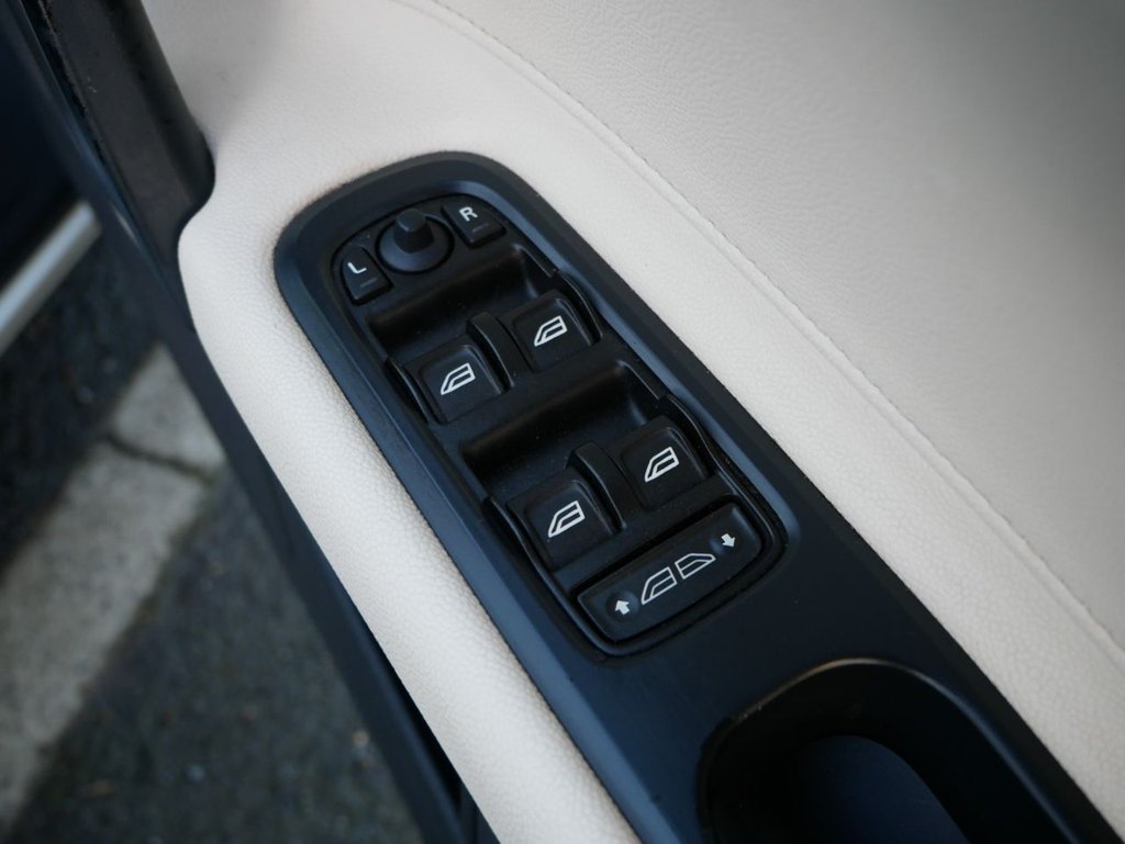 USED 2010 59 VOLVO C70 2.0D Ice White Convertible 2dr Diesel Manual (158 g/km, 134 bhp) CAM BELT CHANGED @ 68415 MILES