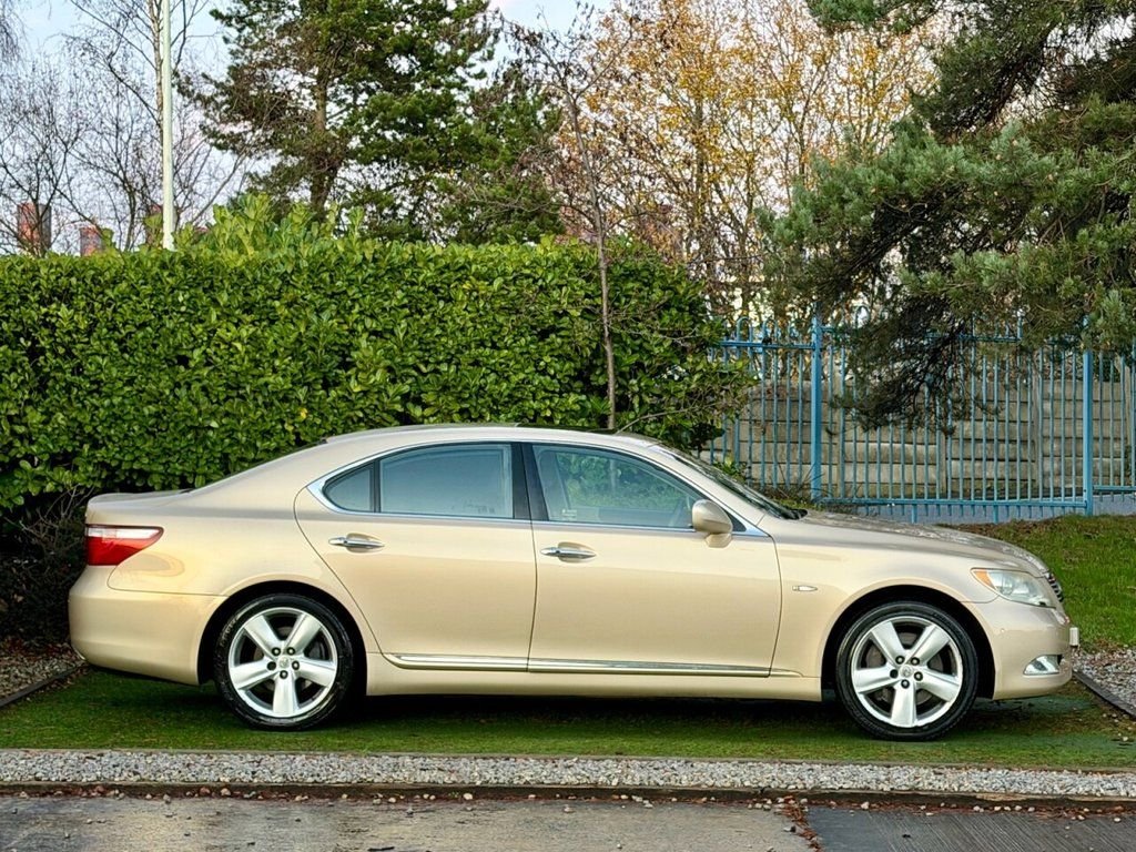 USED 2006 56 LEXUS LS 460 4.6SE L 4d AUTO 376 BHP FINE EXAMPLE OF THIS MUCH LOVED VEHICLE WITH A VERY IMPRESSIVE LEXUS SERVICE HISTORY