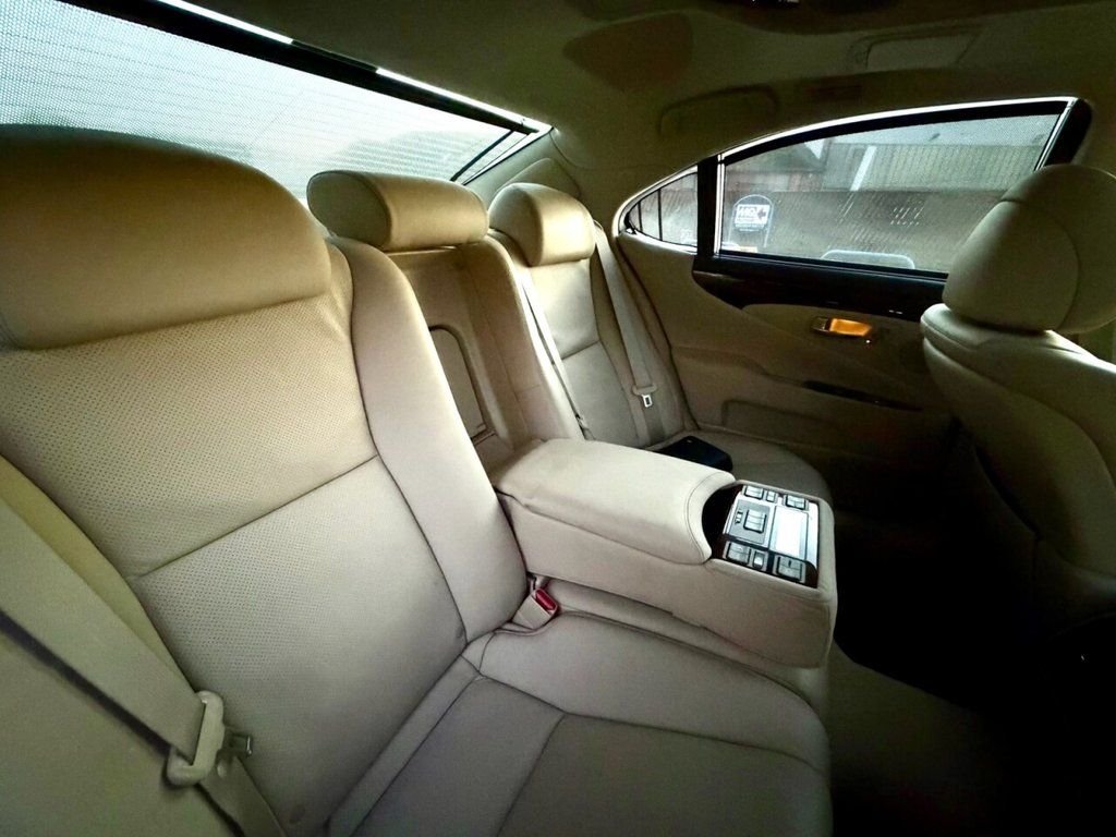 USED 2006 56 LEXUS LS 460 4.6SE L 4d AUTO 376 BHP FINE EXAMPLE OF THIS MUCH LOVED VEHICLE WITH A VERY IMPRESSIVE LEXUS SERVICE HISTORY
