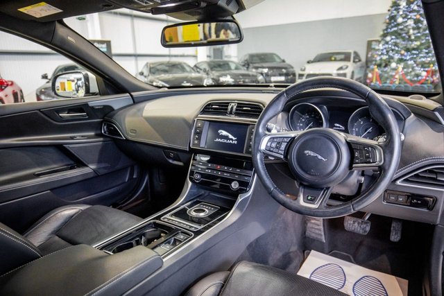 2017 Jaguar Xe 2L R-Sport 4dr - Photo 2