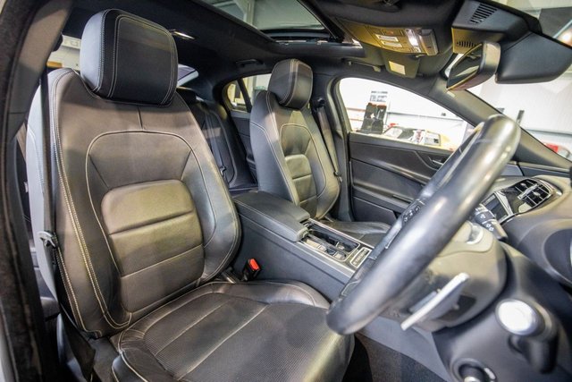 2017 Jaguar Xe 2L R-Sport 4dr - Photo 3