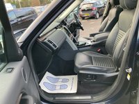 USED 2020 20 LAND ROVER DISCOVERY 3.0 SD V6 HSE SUV, Blue, 65,000 miles, Euro 6 ULEZ Diesel, Automatic ,4WD, Leather, Panoramic roof, Sat Nav, Rear camera, 20 Inch Alloys great spec. This 2020 Land Rover Discovery SD V6 HSE boasts a full dealership service history, with its last service completed on 13th January 2025 at 51,977 miles, ensuring excellent provenance. This capable seven seat, four wheel drive vehicle is powered by a 3.0 litre Euro 6 diesel engine, offering a compelling blend of performance and efficiency. Notable features include an electrically deployable towbar, a sliding front sunroof paired with a fixed rear panoramic roof, and the advanced Terrain Response