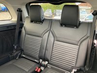 USED 2020 20 LAND ROVER DISCOVERY 3.0 SD V6 HSE SUV, Blue, 65,000 miles, Euro 6 ULEZ Diesel, Automatic ,4WD, Leather, Panoramic roof, Sat Nav, Rear camera, 20 Inch Alloys great spec. This 2020 Land Rover Discovery SD V6 HSE boasts a full dealership service history, with its last service completed on 13th January 2025 at 51,977 miles, ensuring excellent provenance. This capable seven seat, four wheel drive vehicle is powered by a 3.0 litre Euro 6 diesel engine, offering a compelling blend of performance and efficiency. Notable features include an electrically deployable towbar, a sliding front sunroof paired with a fixed rear panoramic roof, and the advanced Terrain Response