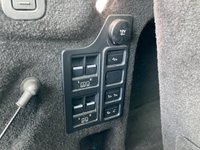 USED 2020 20 LAND ROVER DISCOVERY 3.0 SD V6 HSE SUV, Blue, 65,000 miles, Euro 6 ULEZ Diesel, Automatic ,4WD, Leather, Panoramic roof, Sat Nav, Rear camera, 20 Inch Alloys great spec. This 2020 Land Rover Discovery SD V6 HSE boasts a full dealership service history, with its last service completed on 13th January 2025 at 51,977 miles, ensuring excellent provenance. This capable seven seat, four wheel drive vehicle is powered by a 3.0 litre Euro 6 diesel engine, offering a compelling blend of performance and efficiency. Notable features include an electrically deployable towbar, a sliding front sunroof paired with a fixed rear panoramic roof, and the advanced Terrain Response