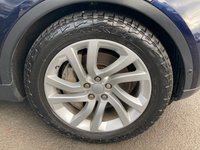 USED 2020 20 LAND ROVER DISCOVERY 3.0 SD V6 HSE SUV, Blue, 65,000 miles, Euro 6 ULEZ Diesel, Automatic ,4WD, Leather, Panoramic roof, Sat Nav, Rear camera, 20 Inch Alloys great spec. This 2020 Land Rover Discovery SD V6 HSE boasts a full dealership service history, with its last service completed on 13th January 2025 at 51,977 miles, ensuring excellent provenance. This capable seven seat, four wheel drive vehicle is powered by a 3.0 litre Euro 6 diesel engine, offering a compelling blend of performance and efficiency. Notable features include an electrically deployable towbar, a sliding front sunroof paired with a fixed rear panoramic roof, and the advanced Terrain Response