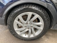 USED 2020 20 LAND ROVER DISCOVERY 3.0 SD V6 HSE SUV, Blue, 65,000 miles, Euro 6 ULEZ Diesel, Automatic ,4WD, Leather, Panoramic roof, Sat Nav, Rear camera, 20 Inch Alloys great spec. This 2020 Land Rover Discovery SD V6 HSE boasts a full dealership service history, with its last service completed on 13th January 2025 at 51,977 miles, ensuring excellent provenance. This capable seven seat, four wheel drive vehicle is powered by a 3.0 litre Euro 6 diesel engine, offering a compelling blend of performance and efficiency. Notable features include an electrically deployable towbar, a sliding front sunroof paired with a fixed rear panoramic roof, and the advanced Terrain Response