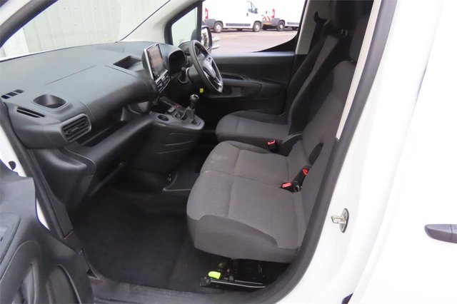 2021 Vauxhall Combo 1.5L Edition 4dr - Photo 3
