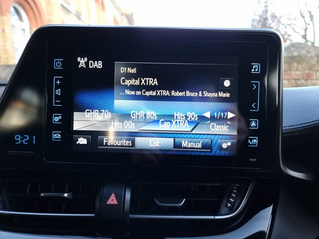 2019 TOYOTA C-HR 2019 1.8 VVT-h Icon SUV 5dr Petrol Hybrid CVT Euro 6 (s/s) (122 ps) - Photo 4