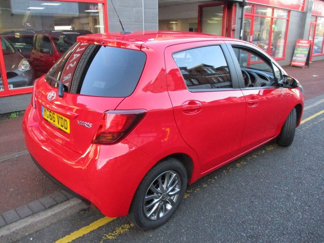2016 TOYOTA YARIS 1.33 Dual VVT-i Icon Hatchback 5dr Petrol Manual Euro 6 (99 ps) STUNNING EXAMPLE ,£35 ROAD TAX ,6 MONTHS WARRANTY ,8 MAIN DEALER SERVICE STAMPS ,2 KEYS ,AIR-CON ,ALLOYS ,CREDIT TOO PREVIOUS OWNER , - Photo 2