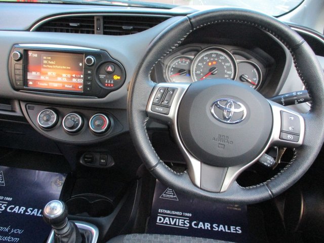 2016 TOYOTA YARIS 1.33 Dual VVT-i Icon Hatchback 5dr Petrol Manual Euro 6 (99 ps) STUNNING EXAMPLE ,£35 ROAD TAX ,6 MONTHS WARRANTY ,8 MAIN DEALER SERVICE STAMPS ,2 KEYS ,AIR-CON ,ALLOYS ,CREDIT TOO PREVIOUS OWNER , - Photo 5