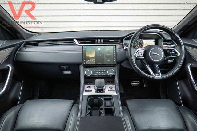 2022 JAGUAR F-PACE - Photo 2