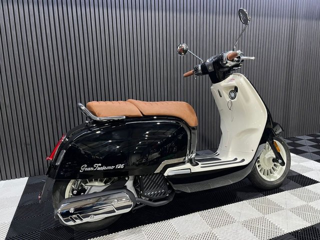 View our ROYAL ALLOY GT2 125 ELEGANCE