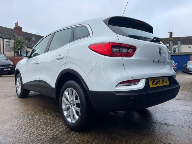 2019 RENAULT KADJAR 2019 1.3 TCe Play SUV 5dr Petrol Manual Euro 6 (s/s) (140 ps) - Photo 4