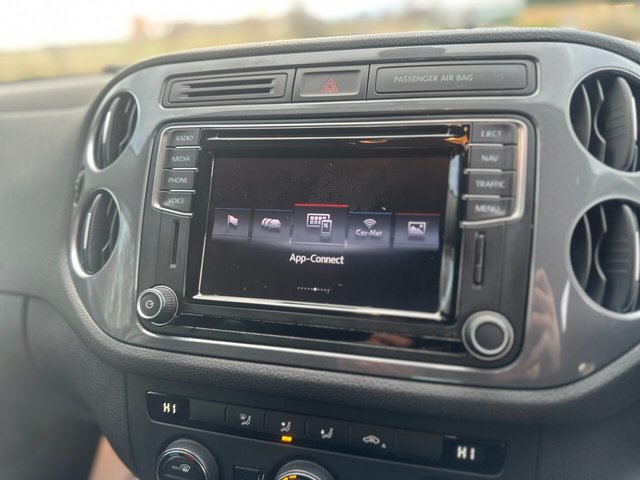 2016 VOLKSWAGEN TIGUAN 2.0 TDI BlueMotion Tech Match Edition SUV 5dr Diesel Manual 2WD Euro 6 (s/s) (150 ps) - Photo 11