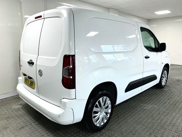 2021 Vauxhall Combo 1.5L Sportive 4dr - Photo 2