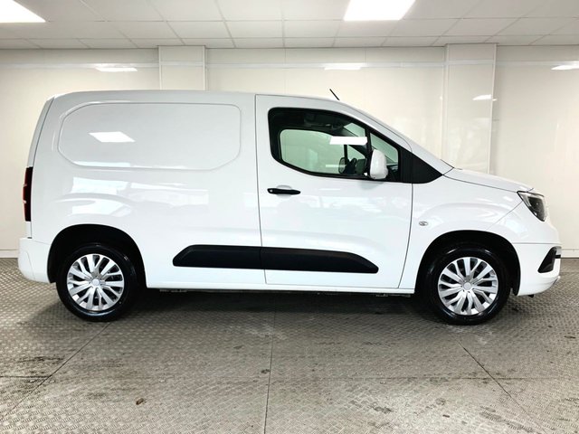 2021 Vauxhall Combo 1.5L Sportive 4dr - Photo 3