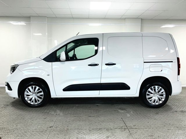 2021 Vauxhall Combo 1.5L Sportive 4dr - Photo 4