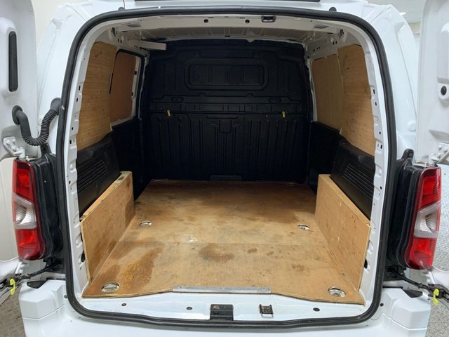 2021 Vauxhall Combo 1.5L Sportive 4dr - Photo 5