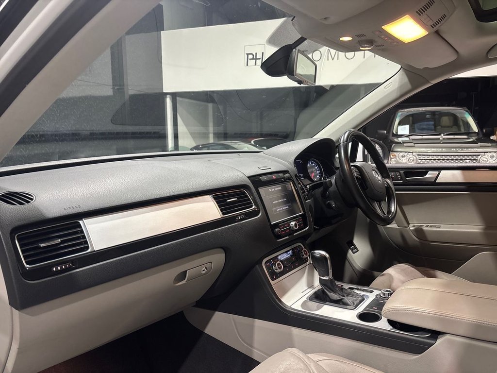 USED 2014 63 VOLKSWAGEN TOUAREG 3.0 TDI V6 BlueMotion Tech R-Line SUV 5dr Diesel Tiptronic 4WD Euro 5 (s/s) (245 ps) 