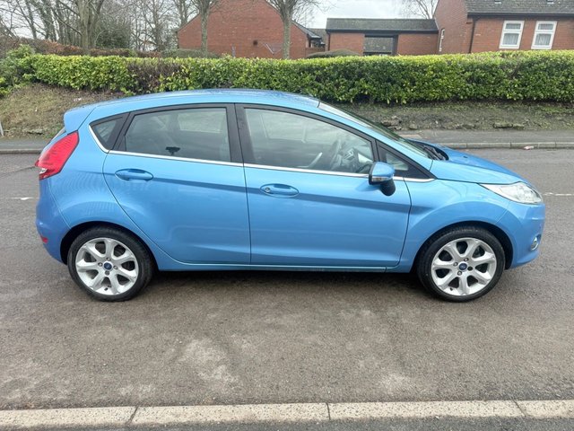 2011 FORD FIESTA - Photo 2