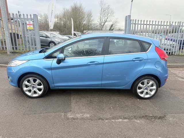 2011 FORD FIESTA - Photo 5