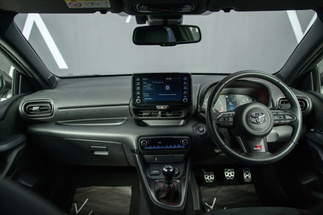 2022 TOYOTA YARIS - Photo 2