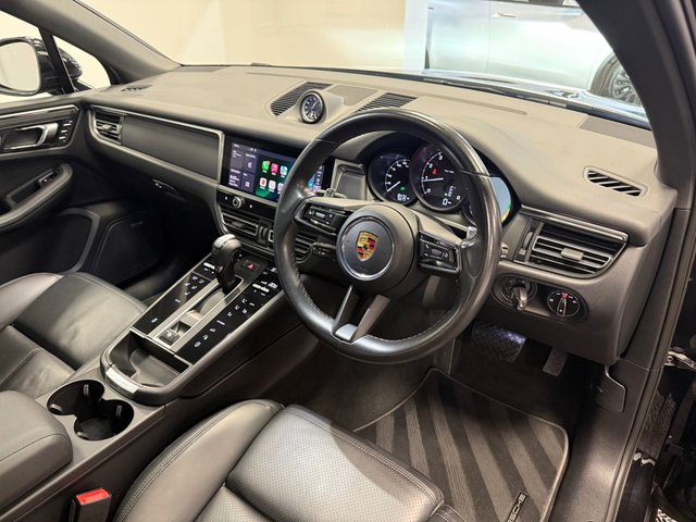 2021 PORSCHE MACAN - Photo 2