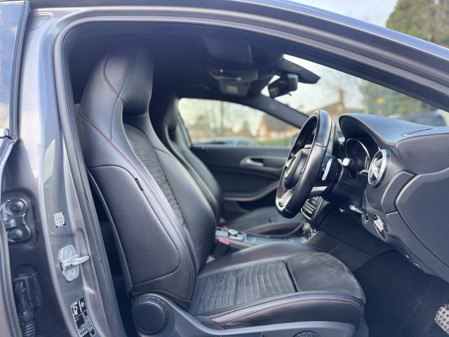 2016 MERCEDES-BENZ GLA 2.1 GLA200d AMG Line (Executive) SUV 5dr Diesel 7G-DCT 4MATIC Euro 6 (s/s) (136 ps) - Photo 12