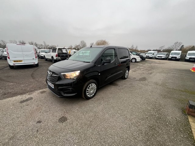 2022 Vauxhall Combo 1.5L Sportive 4dr - Photo 3