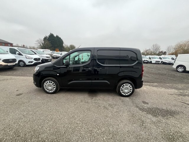 2022 Vauxhall Combo 1.5L Sportive 4dr - Photo 5