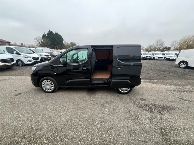 2022 Vauxhall Combo 1.5L Sportive 4dr - Photo 7