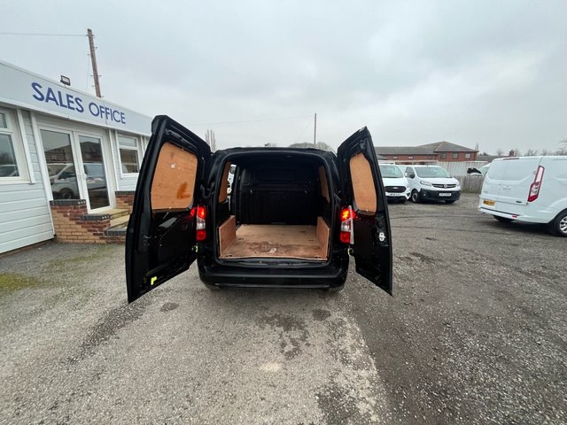2022 Vauxhall Combo 1.5L Sportive 4dr - Photo 10