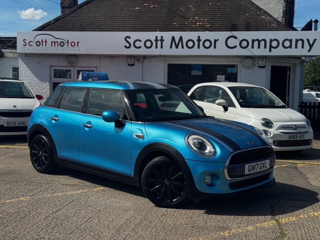 View our MINI Hatch 1.5 Cooper Hatchback 5dr Petrol Auto Euro 6 (s/s) (136 ps) CHILI/NAV