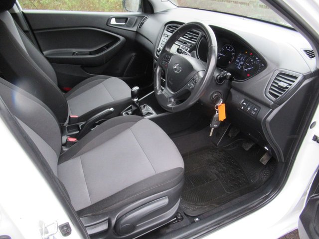 2017 HYUNDAI I20 - Photo 4