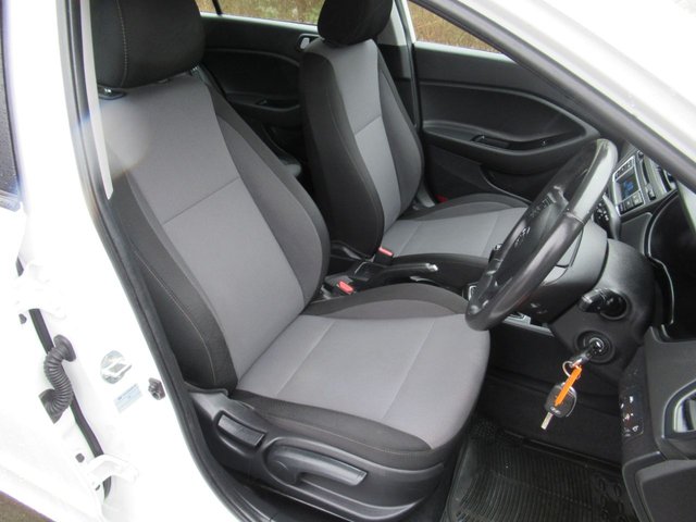 2017 HYUNDAI I20 - Photo 6