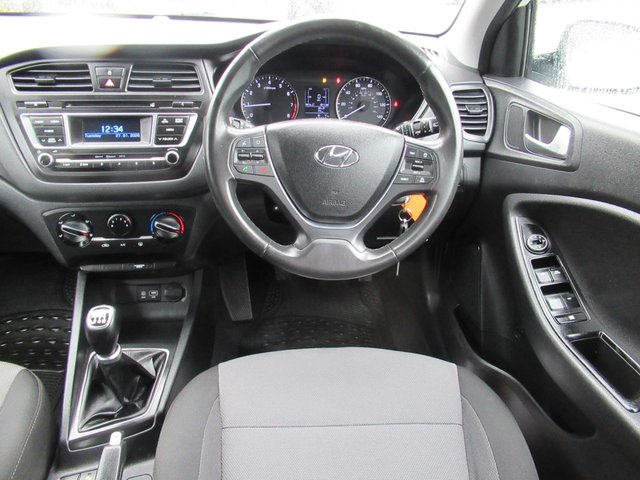 2017 HYUNDAI I20 - Photo 2