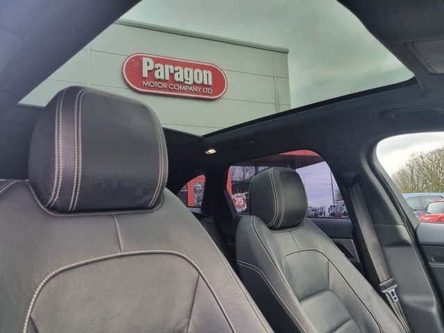 2020 JAGUAR F-PACE - Photo 2