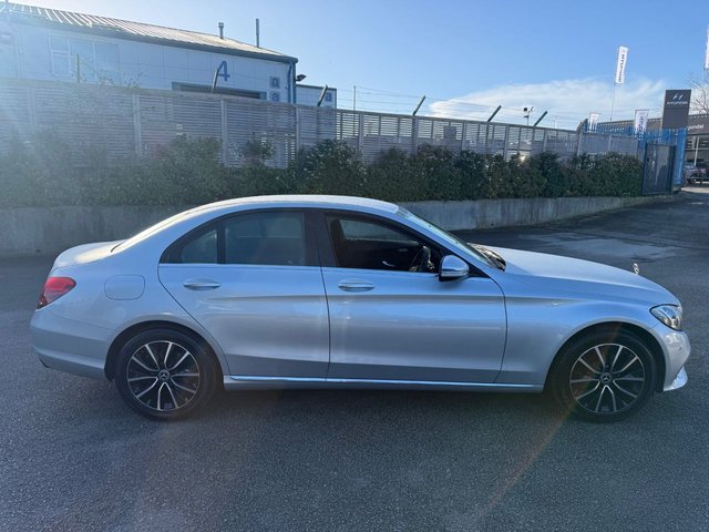 2019 MERCEDES-BENZ C-CLASS 2.0 C220d SE Saloon 4dr Diesel G-Tronic+ Euro 6-FINISHED IN IRIDIUM SILVER WITH BLACK LEATHER UPHOLSTERY-REVERSE CAMERA-ACTIVE PARK ASSIST-BLUETOOTH-CRUISE CONTROL-ELECTRIC FOLDING MIRRORS-DAB RADIO-AMBIENT LIGHTING-HEATED SEATS-17" 5 DOUBLE SPOKE ALLOYS-DUAL ZONE CLIMATE CONTROL - Photo 10