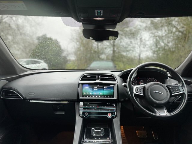 2019 JAGUAR F-PACE 2.0 D180 Chequered Flag SUV 5dr Diesel Auto AWD Euro 6 (s/s) (180 ps) - Photo 5