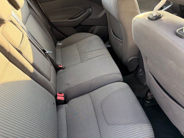 2012 Ford Focus 1.6L Titanium 5dr - Photo 9